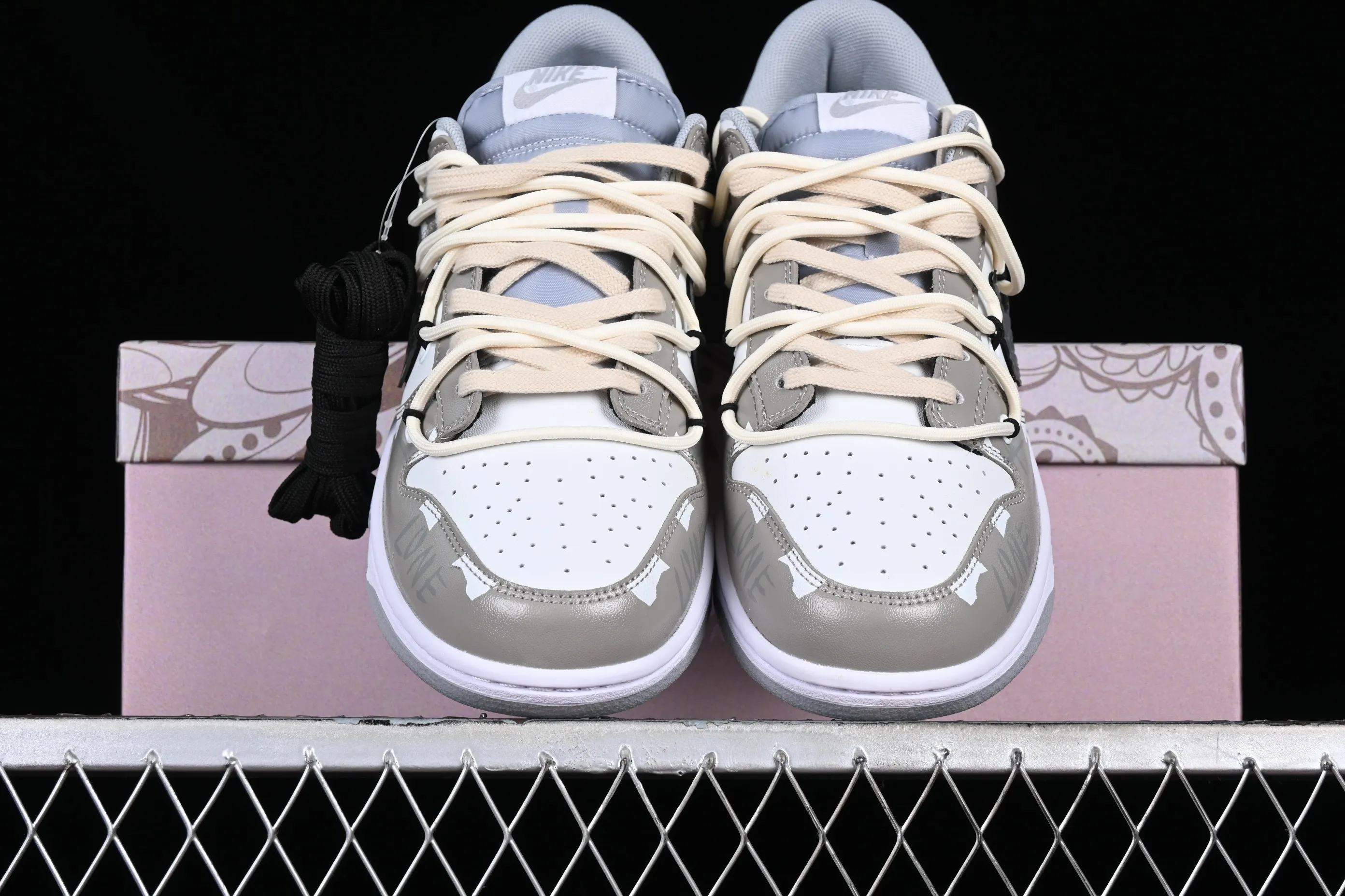 All Categories Nk SB Dunk Series Nk SB Dunk Low Low-top sneakers Customized large box Nk Dunk Low Panda Prank-West Coast Customized version of deconstructed strap retro distressed low-top sneakers DJ6188-003
